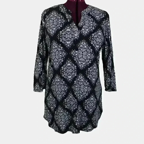 🔵 2/$15 ~ MAURICES long top XL black with white designs - Picture 1 of 7